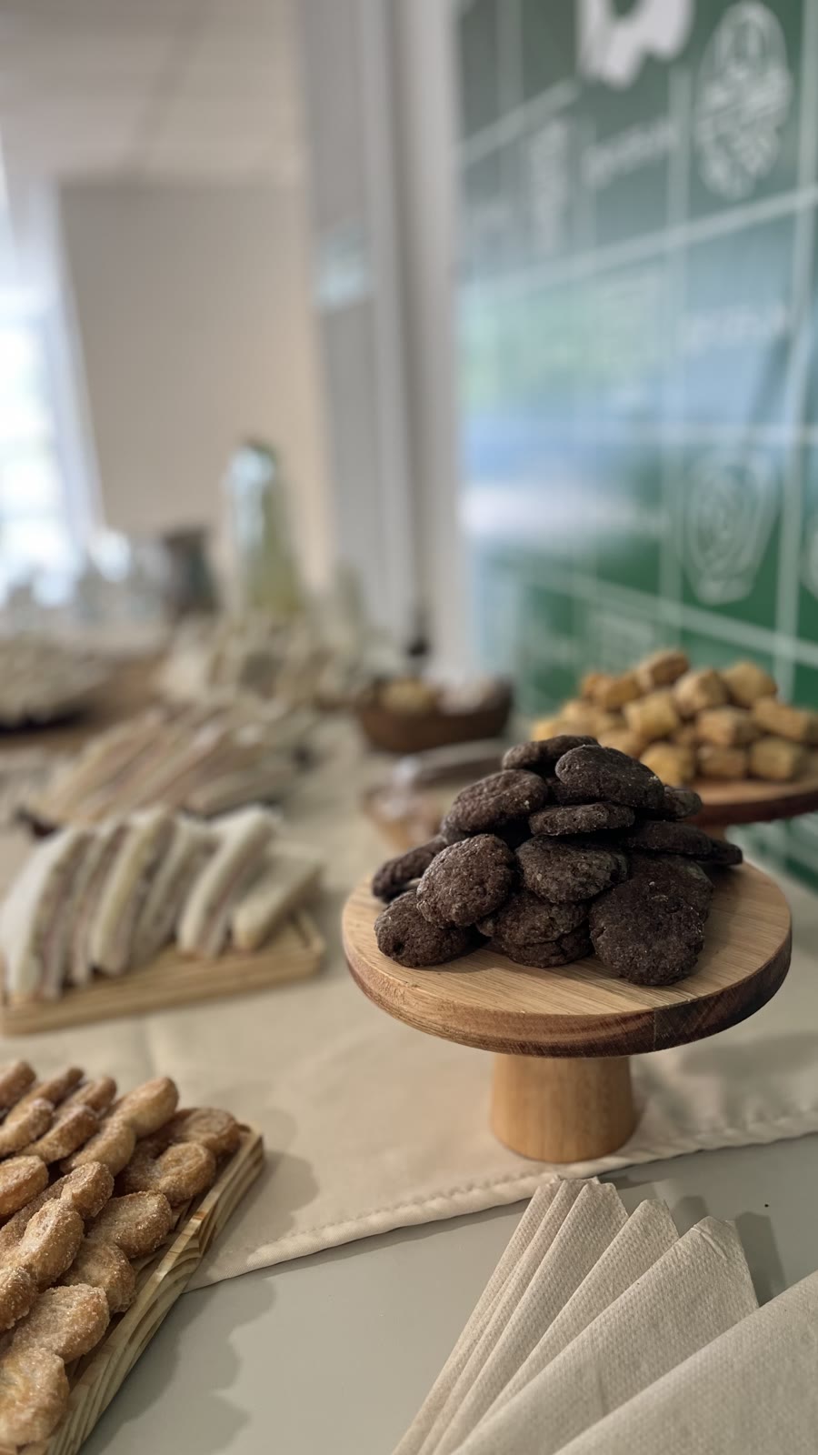 Mesa dulce con cookies de chocolate en pedestal y facturas