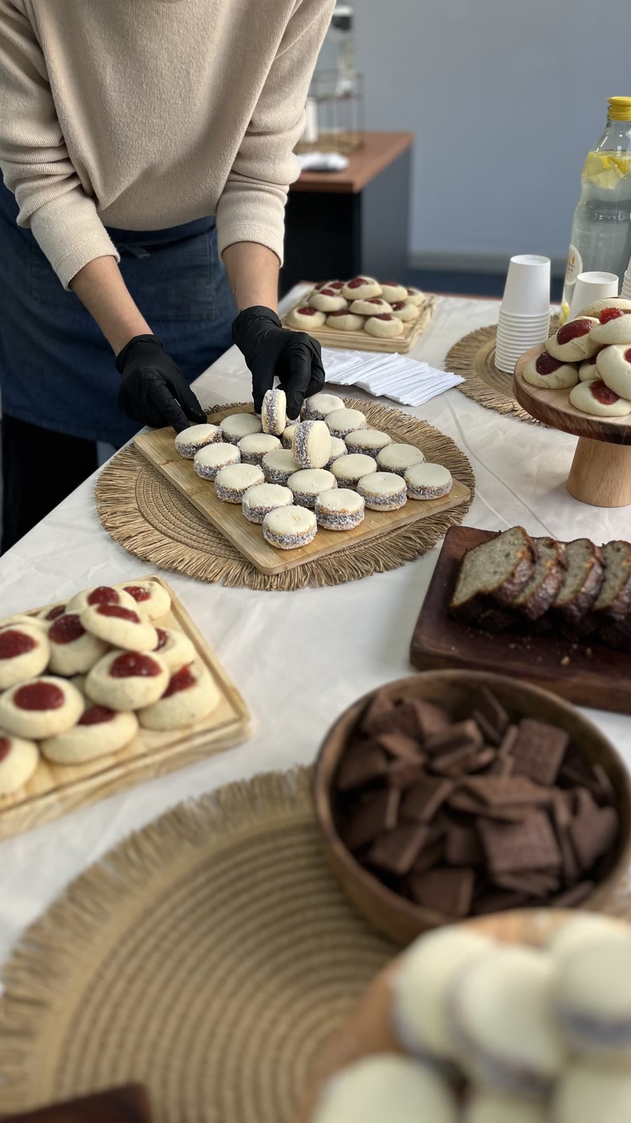 Armando alfajores a mano sobre la mesa dulce