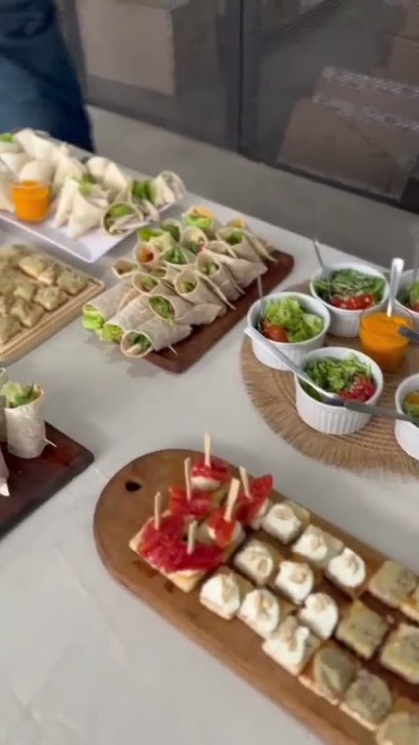 Wraps, sándwiches de miga, ensaladas en vasitos y canapés salados
